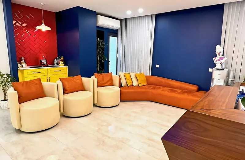 Bağdat Caddesi'ndeki kliniğin bekleme alanında koltuklar ve kanepe