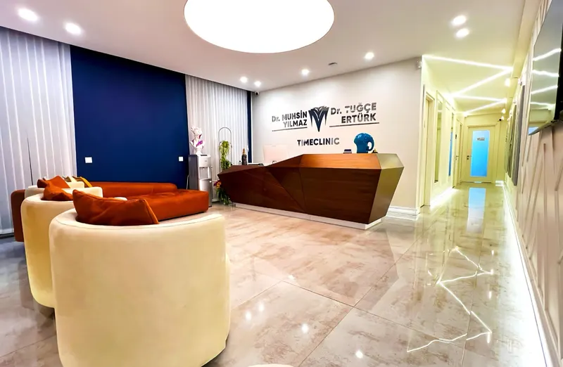 Reception desk and waiting lounge seen from the entrance